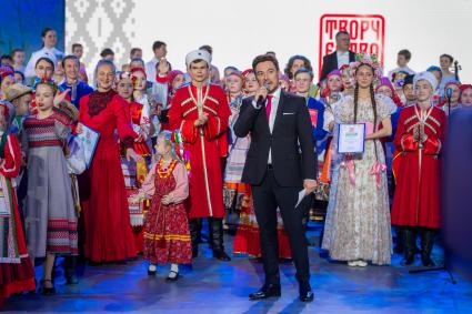 Москва. Ведущий Руслан Алехно (в центре) на гала-концерте фестиваля Союзного государства `Творчество юных` в Зале Полководцев Музея Победы на Поклонной горе.