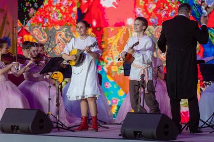 Москва. Гала-концерт фестиваля Союзного государства `Творчество юных`народный костюм в Зале Полководцев Музея Победы на Поклонной горе.