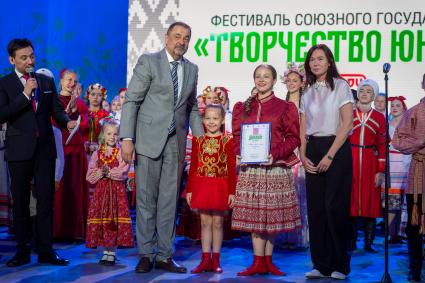 Москва. Заместитель государственного секретаря Союзного государства Виктор Сиренко на гала-концерте фестиваля Союзного государства `Творчество юных` в Зале Полководцев Музея Победы на Поклонной горе.