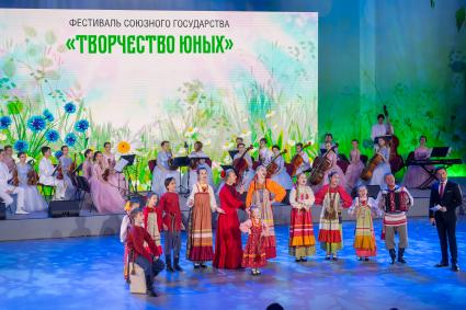 Москва. Гала-концерт фестиваля Союзного государства `Творчество юных` в Зале Полководцев Музея Победы на Поклонной горе.
