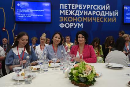 Санкт-Петербург. Бизнес-бранч `Роль женщин в формировании будущего России`в первый день работы Петербургского международного экономического форума (ПМЭФ 2023).