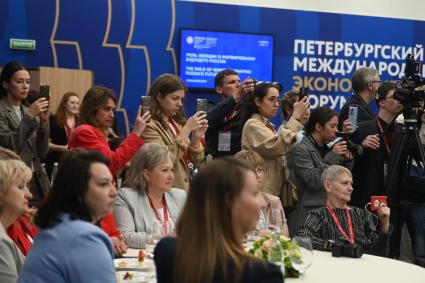 Санкт-Петербург. Бизнес-бранч `Роль женщин в формировании будущего России`в первый день работы Петербургского международного экономического форума (ПМЭФ 2023).