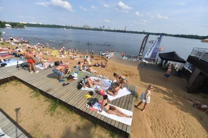 Москва. Горожане во время отдыха на пляже в Строгино.