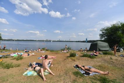 Москва. Горожане во время отдыха на пляже в Строгино.