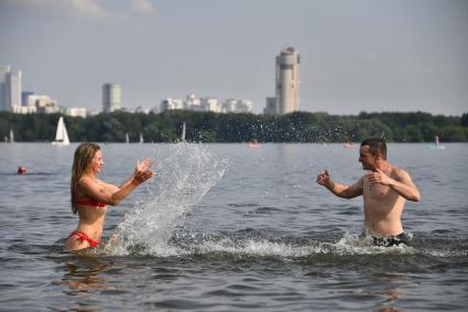 Москва. Горожане во время отдыха на пляже в Строгино.