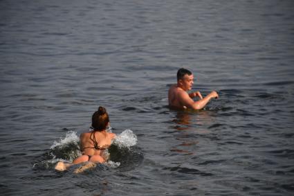 Москва. Горожане во время отдыха на пляже в Строгино.