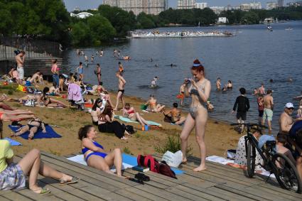 Москва. Горожане во время отдыха на пляже в Строгино.