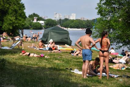 Москва. Горожане во время отдыха на пляже в Строгино.