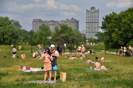 Москва. Горожане во время отдыха на пляже в Строгино.