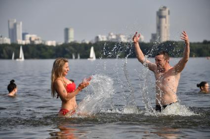 Москва. Горожане во время отдыха на пляже в Строгино.