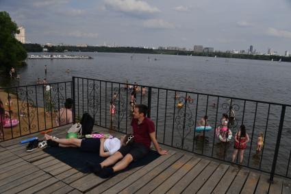 Москва. Горожане во время отдыха на пляже в Строгино.