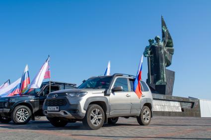 В Донецке прошёл автопробег в честь Дня флага России
