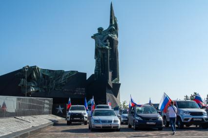 В Донецке прошёл автопробег в честь Дня флага России