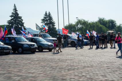 В Донецке прошёл автопробег в честь Дня флага России