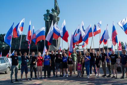 В Донецке прошёл автопробег в честь Дня флага России