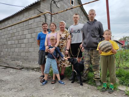 Я боялась открыть глаза, думала, меня уже нет. Многодетная мать из Донецка рассказала о жизни под обстрелами ВСУ\".