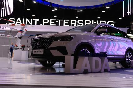 Санкт-Петербург. Первый автомобиль LADA X-Cross 5 представлен в первый день работы XXVI Петербургского международного экономического форума (ПМЭФ 2023).