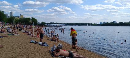 Москва. Отдыхающие на пляже `Динамо` на Химкинском водохранилище.