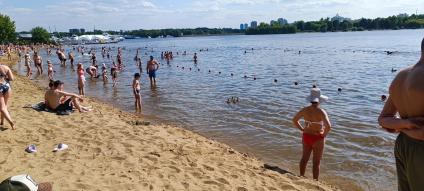 Москва. Отдыхающие на пляже `Динамо` на Химкинском водохранилище.