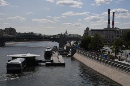 Москва. Очередь на причале у Киевского вокзала, чтобы прокатиться на электрическом речном трамвайчике.