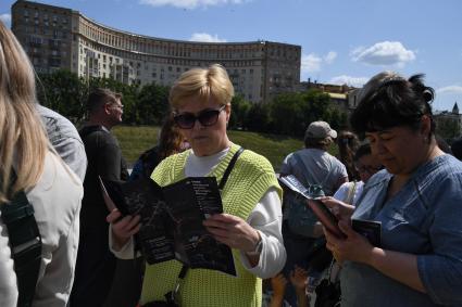 Москва. Очередь на причале  чтобы прокатиться на электрическом речном трамвайчике.