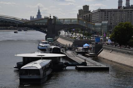 Москва. Очередь на причале у Киевского вокзала, чтобы прокатиться на электрическом речном трамвайчике.