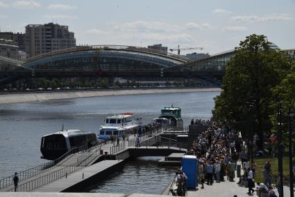 Москва. Очередь на причале у Киевского вокзала, чтобы прокатиться на электрическом речном трамвайчике.