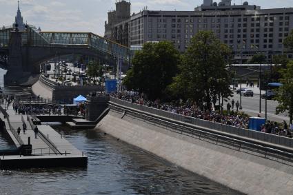 Москва. Очередь на причале у Киевского вокзала, чтобы прокатиться на электрическом речном трамвайчике.