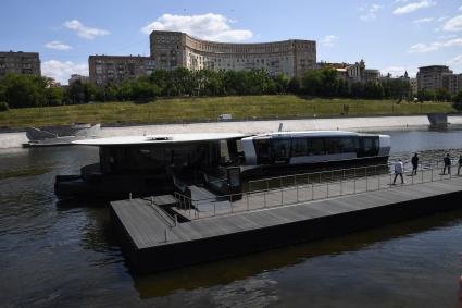 Москва. Электрический речной трамвайчик на первом круглогодичном речном маршруте `Киевский - Сердце Столицы`.