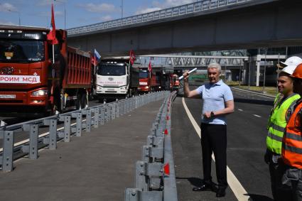 Москва.  Мэр Москвы Сергей Собянин на открытии нового участка Московского скоростного диаметра у станции МЦД Печатники.