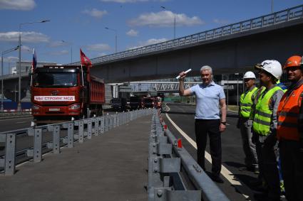 Москва.  Мэр Москвы Сергей Собянин на открытии нового участка Московского скоростного диаметра у станции МЦД Печатники.