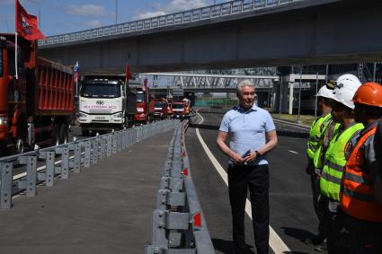 Москва.  Мэр Москвы Сергей Собянин на открытии нового участка Московского скоростного диаметра у станции МЦД Печатники.