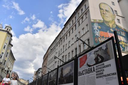 Москва. На Арбате открылась выставка лауреатов Всероссийского конкурса военной журналистики.