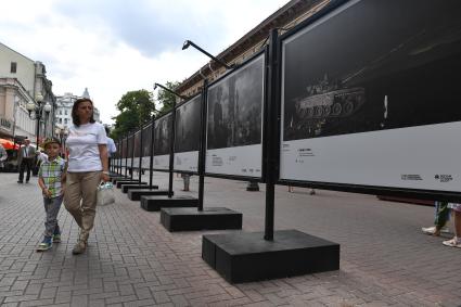 Москва. Прохожие у стендов с  фотографиями выставки лауреатов Всероссийского конкурса военной журналистики, которая открылась на Арбате.