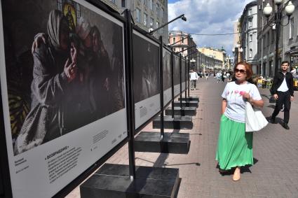 Москва.  На Арбате  открылась выставка лауреатов Всероссийского конкурса военной журналистики.