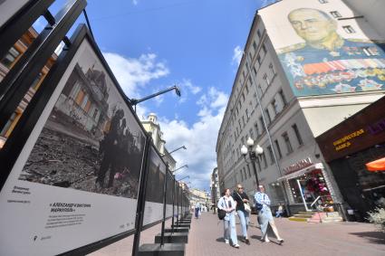 Москва.  На Арбате  открылась выставка лауреатов Всероссийского конкурса военной журналистики.