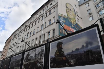 Москва.  На Арбате  открылась выставка лауреатов Всероссийского конкурса военной журналистики.