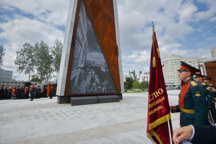 Екатеринбург. Открытие стелы \'Город трудовой доблести\'. Стела высотой 42-метра, стала самой высокой в стране. Монумент облицован кортеновской сталью, которая не нуждается в покраске и не подвержен коррозии