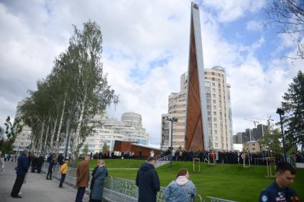 Екатеринбург. Открытие стелы \'Город трудовой доблести\'. Стела высотой 42-метра, стала самой высокой в стране. Монумент облицован кортеновской сталью, которая не нуждается в покраске и не подвержен коррозии