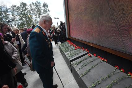 Екатеринбург. Открытие стелы \'Город трудовой доблести\'. Стела высотой 42-метра, стала самой высокой в стране. Монумент облицован кортеновской сталью, которая не нуждается в покраске и не подвержен коррозии.