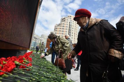 Екатеринбург. Открытие стелы \'Город трудовой доблести\'. Стела высотой 42-метра, стала самой высокой в стране. Монумент облицован кортеновской сталью, которая не нуждается в покраске и не подвержен коррозии.