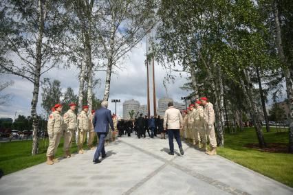 Екатеринбург. Открытие стелы \'Город трудовой доблести\'. Стела высотой 42-метра, стала самой высокой в стране. Монумент облицован кортеновской сталью, которая не нуждается в покраске и не подвержен коррозии