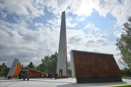 Екатеринбург. Открытие стелы \'Город трудовой доблести\'. Стела высотой 42-метра, стала самой высокой в стране. Монумент облицован кортеновской сталью, которая не нуждается в покраске и не подвержен коррозии