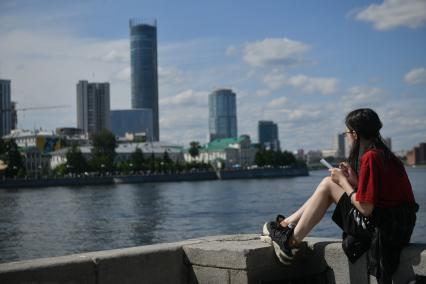 Екатеринбург. Девушки сидят на набережной городского пруда