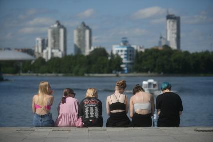 Екатеринбург. Девушки сидят на набережной городского пруда