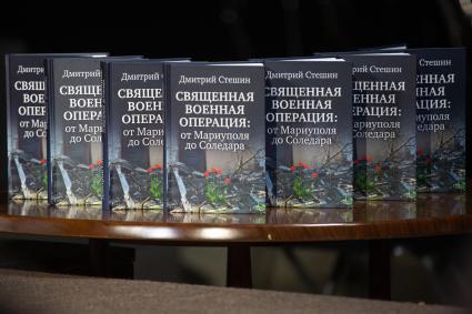 Москва. Военкор `Комсомольской правды` Дмитрий Стешин во время презентации своей книги `Священная военная операция ` в Доме Книги на Арбате.