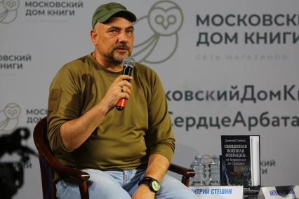 Москва.  Военкор `Комсомольской правды` Дмитрий Стешин во время презентации  своей книги `Священная  военная  операция ` в Доме Книги на Арбате.