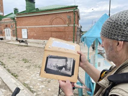 Московская область, г.Коломна. У Пятницких ворот Коломенского кремля снимали сцены фильма `Ветер`, в котором играли Юрий Яковлев и Леонид Гайдай. Актер, путешественник, блогер Игорь Радищев.