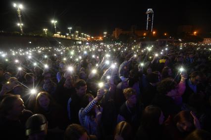 Екатеринбург. Люди смотрят концерт Юлии Чичериной, на музыкальном фестивале \'Ural music night 2023\'