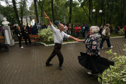 Екатеринбург. Пенсионеры танцуют во время выступления певицы \'Глюкоза\' (Глюк\'oZa) , в Перке Маяковского, на праздновании дня молодежи